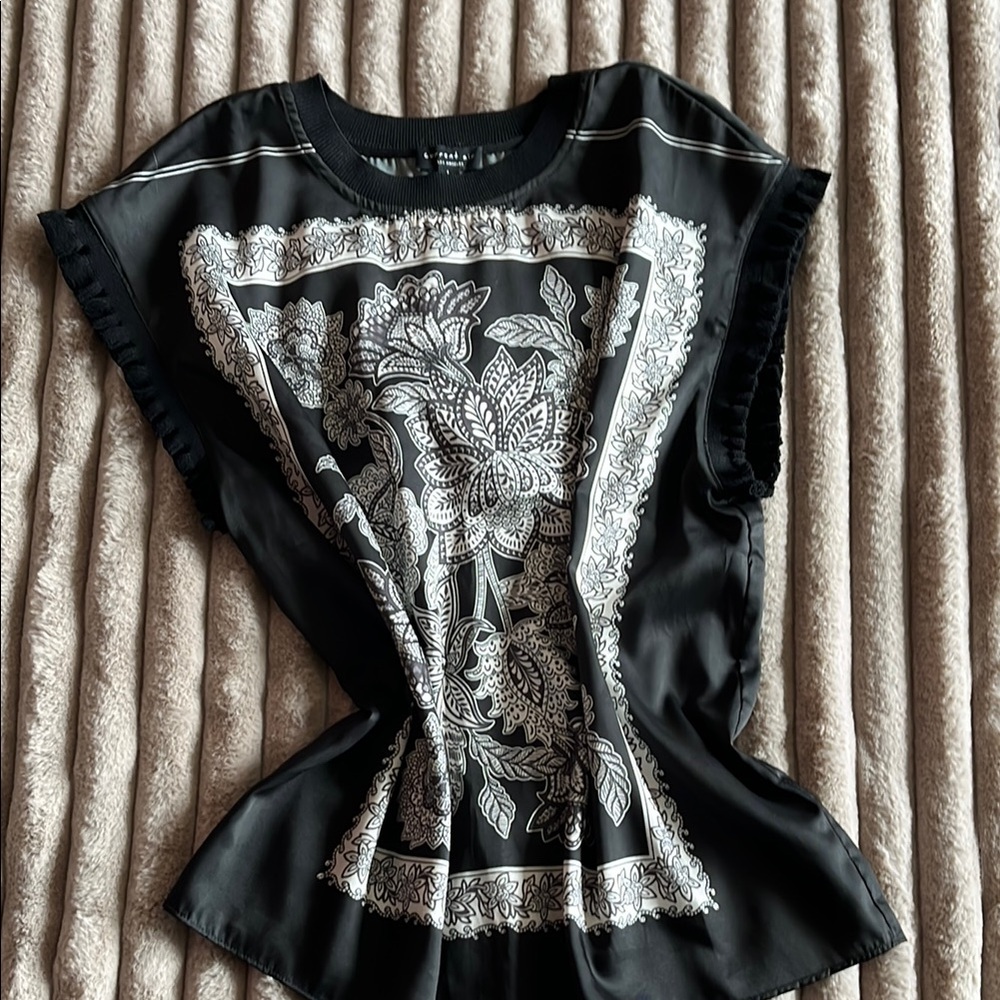Women’s Black & White Floral Print Cap-Sleeve Top